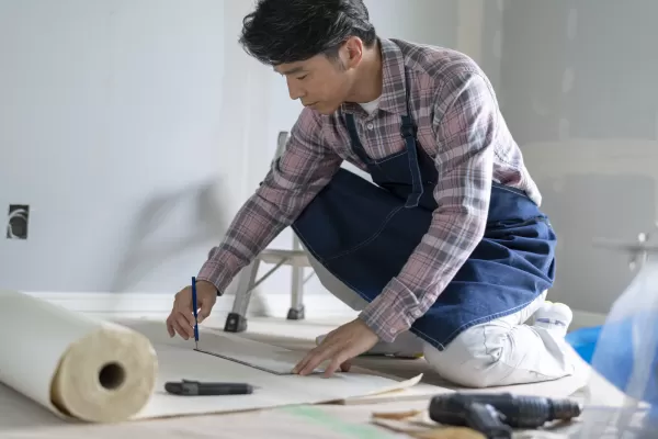 DIYをする男性